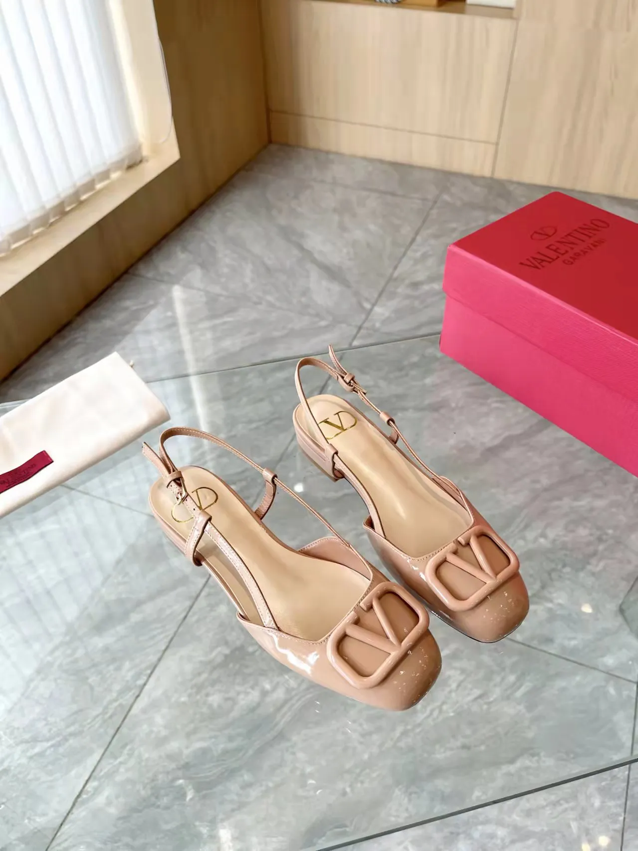 👟👟Ex-factory price 400👟👟 Genuine leather sole +40 Top version 𝑉𝐴𝐿𝐸𝑁𝑇𝐼𝑁𝑂 Valentino new spring and summer women's back hollow new sandals. Unique V-buckle hardware accessories bring out a full sense of luxury. The new season will live up to expectations! Worth buying★Absolutely high-grade❥Original method, Absolutely sensual❥Elegant style, creating a different feeling, simple and elegant style!  Code number: 35-41 (34-42 customized, non-returnable) Fabric: Imported sheepskin Inner foot pads: Inner sheepskin Heel height: 2 cm Leather outsole Rubber outsole